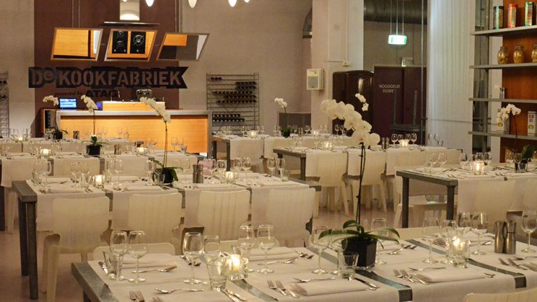 Het witte meubilair van de Kook fabriek feestlocatie in Den Haag.