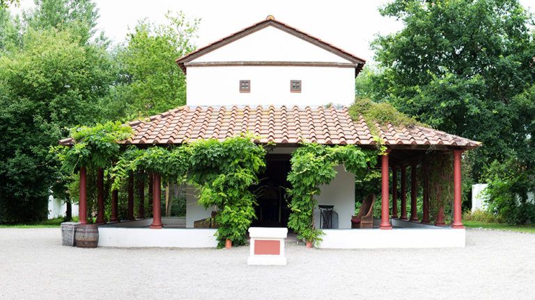 Buitenaanzicht op een van de ruimtes van feestlocatie Archeon in Alphen aan den Rijn.