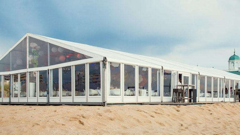 Tent buiten bij Beachclub O Feestlocatie Noordwijk aan Zee.