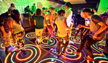 Met de lichtgevende vloer is een discofeest bij feestlocatie CitySense in Utrecht is een heel goed idee.
