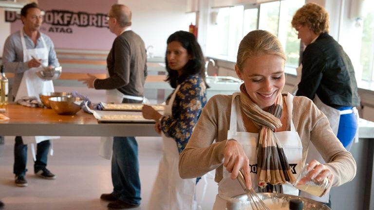 Samen met collega's koken bij de Kookfabriek in Den Haag.