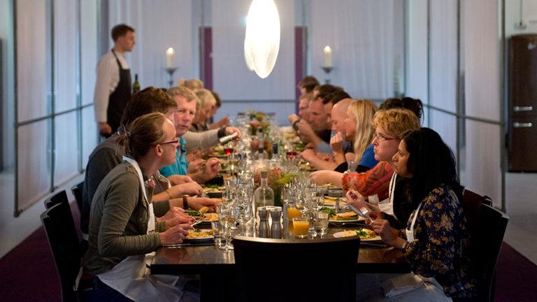 En natuurlijk samen dineren tijdens jullie personeelsfeest bij de Kookfabriek Den Haag.