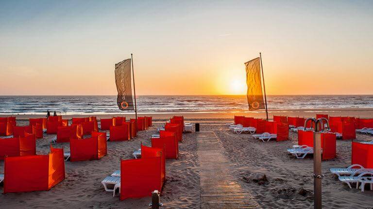 Zonsondergang op het strand bij beachclub O feestlocatie Noordwijk aan zee.