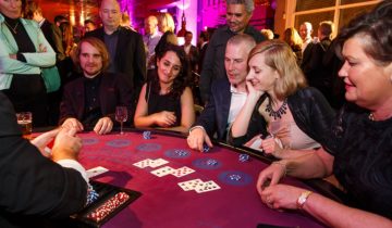 Pokertafel tijdens het casinofeest personeelsfeest