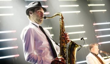 Saxofoon klanken tijdens het Ibiza Strandfeest