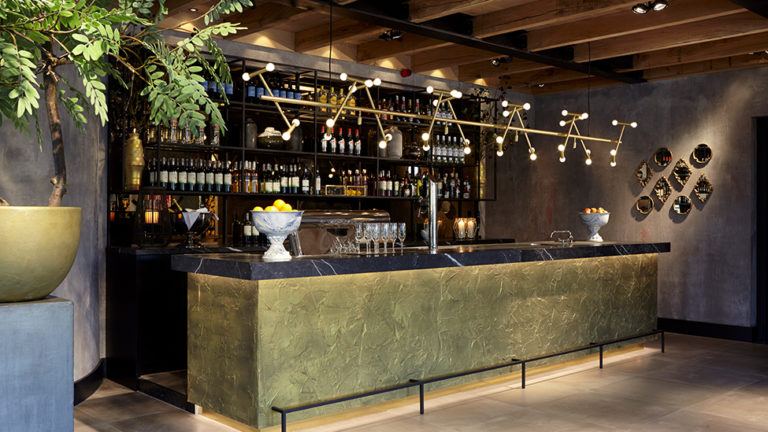 De bar in het voorhuis van feestlocatie Mereveld in Utrecht.