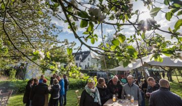 Blik op de boomgaard van Slot Doddendael feestlocatie Ewijk.
