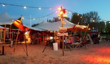 Een festival op het strand van villa Westend feestlocatie Velserbroek