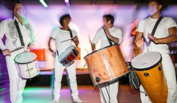 Percussieband zorgt voor muziek tijdens het Ibiza Strandfeest