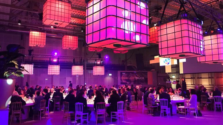 Dinersetting voor personeelsfeest in Fokker terminal feestlocatie in Den Haag.