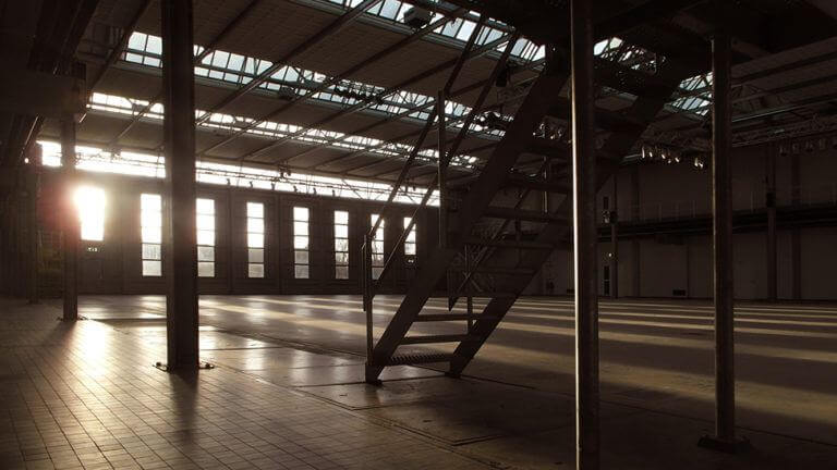 Overzicht van zaal in de Fokker terminal feestlocatie in Den Haag.