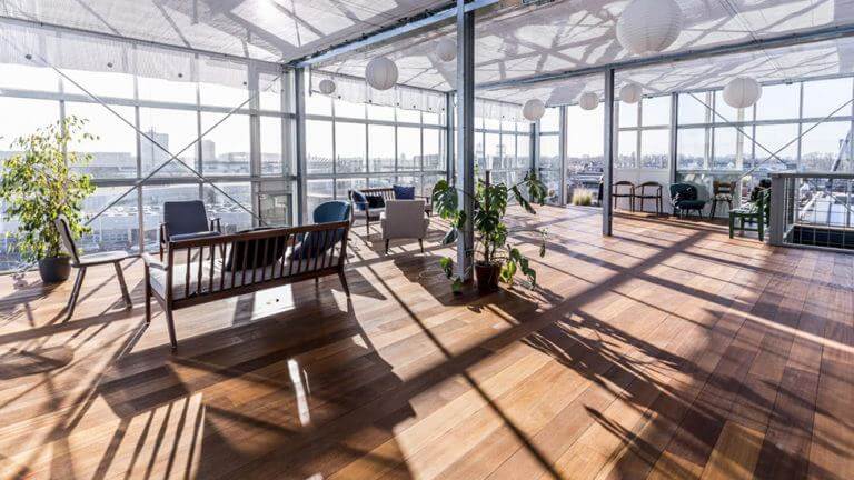 Overzicht van zaal bij HoogtIJ feestlocatie Amsterdam.