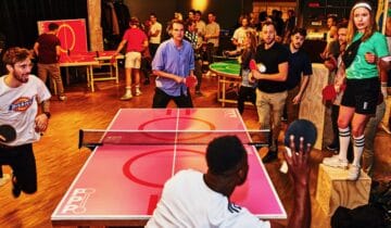 Een oldschool tafeltennis toernooi met collega_s en festivalbezoekers dankzij pop-up pingpong