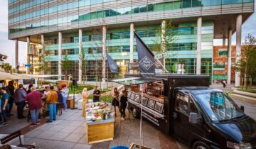 Foodtruck voor gebouw tijdens borrel (foto: Tycho's Eye Photography)