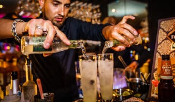 Illegale dranken verzorgd door Bootleggers op het Peaky Blinders personeelsfeest