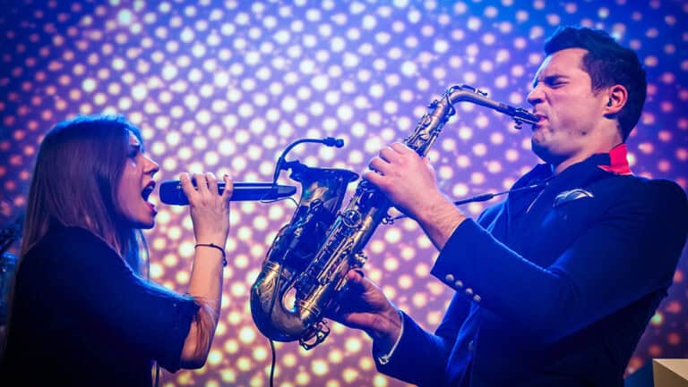 Saxofoon en zangeres